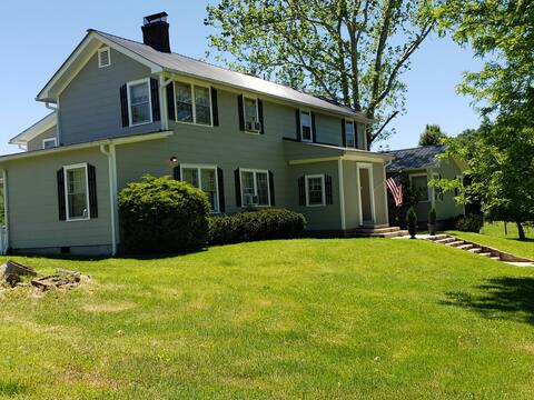 New River Gorge 8 bedroom, hot tub, heated pool.