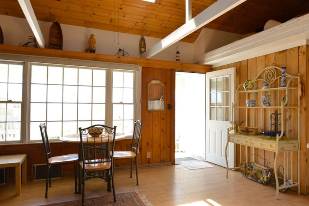 Cozy cottage with direct beach access steps from the door