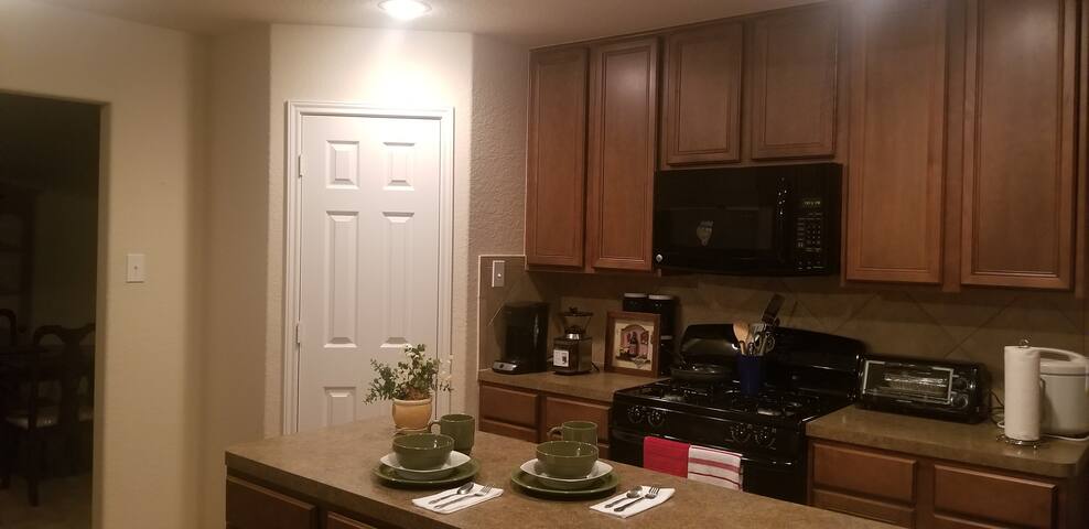 Beautiful spacious home with room available (Op 2)