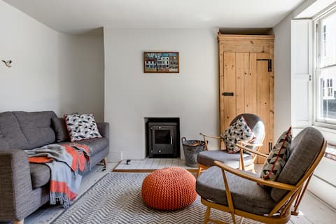 Popular Airbnb listing: Smart Townhouse Meets Quaint Cottage Close to the Sea in Deal
