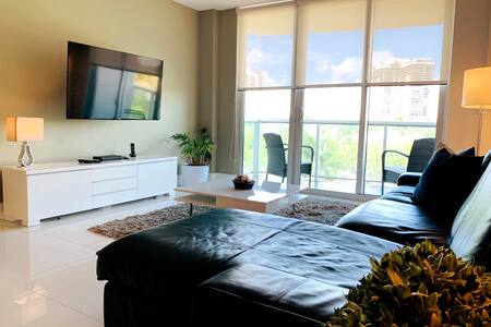 LUX APT ACROSS THE BEACH 3B.ROOM/2BATH 1 FREE PARK