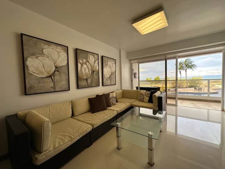 Sala con vista panorámica a la piscina y a la bahía de Pampatar