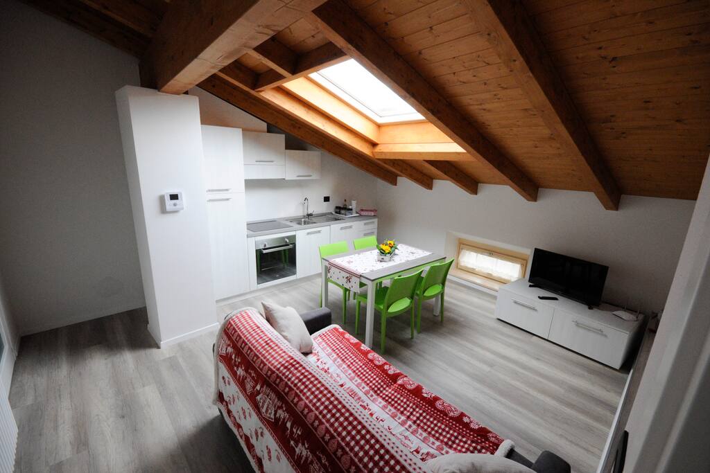 ZONA GIORNO
Cucina-Frigo-Forno-Lavastoviglie-
Tavolo- Divano Letto -Televisione satellitare
