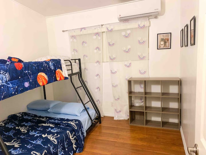 غرفة النوم الثانية - سرير كامل وسرير مزدوج كمزيج من الأسرّة بطابقين 