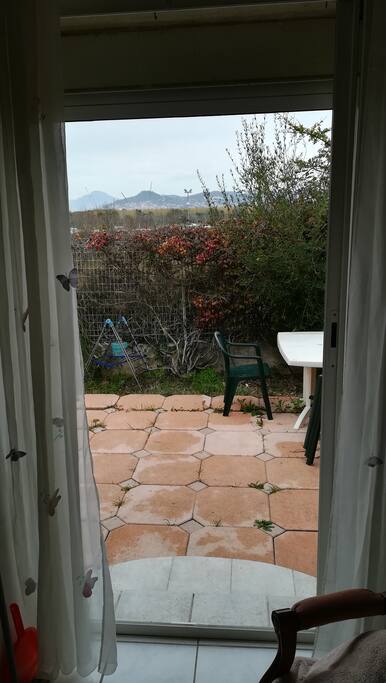 Aperçu de la terrasse et de la vue sur les champs sans habitation.