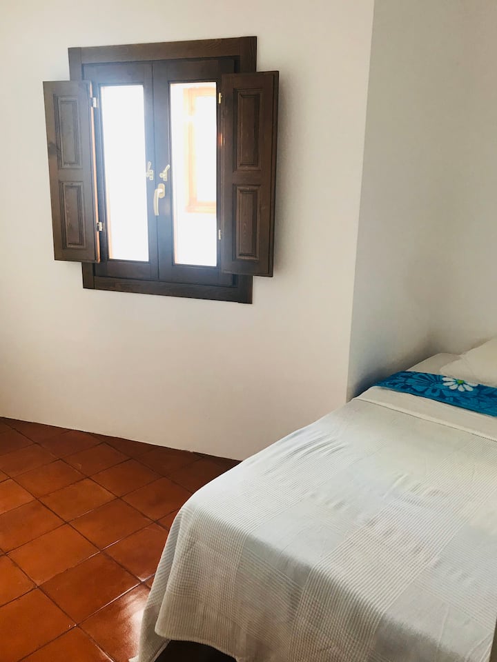 Tercer dormitorio con una cama de una plaza