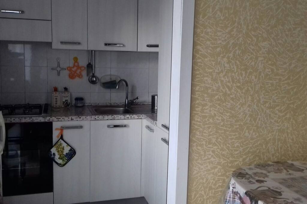Angolo cottura con piano a gas, forno, fornetto e microonde