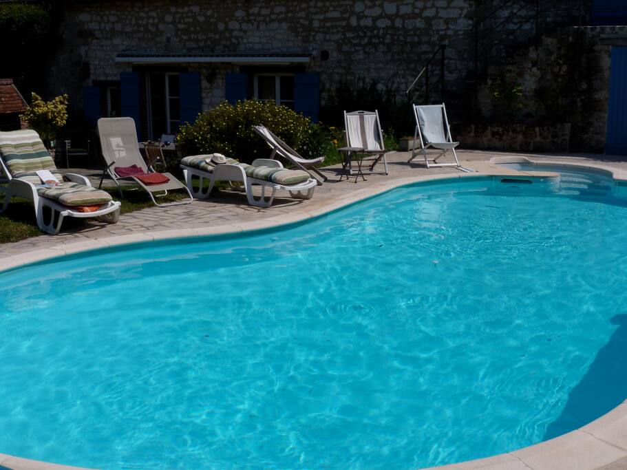 Piscine non chauffée ouverte de fin mai à fin septembre