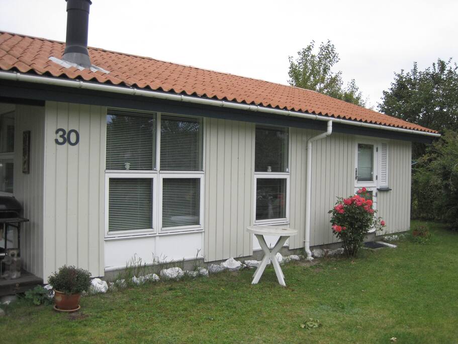 Sommerhus set fra haven - godt isoleret brændeovn, elvarme.