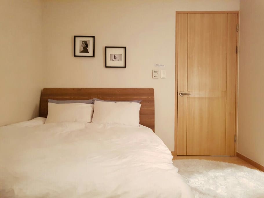 Bed room-Q sized bed