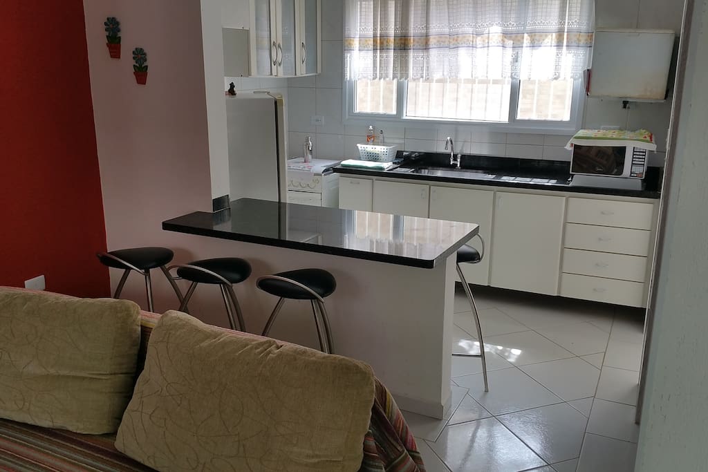 Cozinha Americana com granito preto e balcão integrador