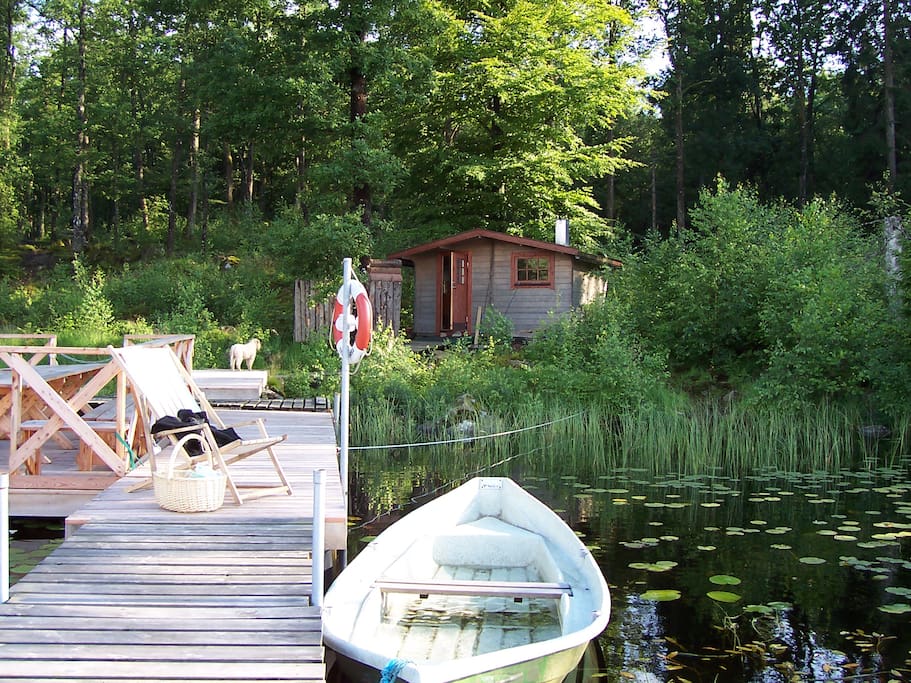 Bastu, roddbåt, flotte och badbrygga