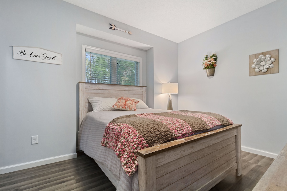 Gornja staja s bračnim krevetom i uredskim prostorom