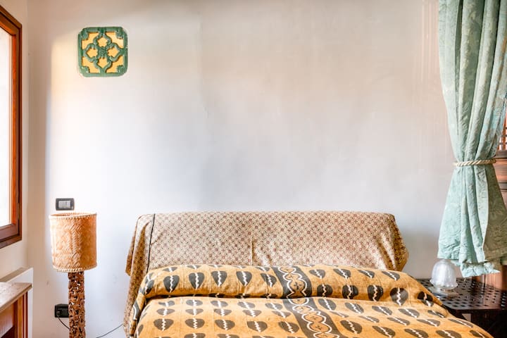 Luxury Historic Apartment on Calm Sunny Canal gallery image 5