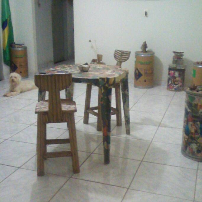 Sala com pc, xadrez, livros, etc... e Amor ao fundo...