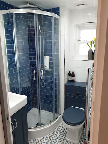 Newly Refurbed flat with balcony Oval/Kennington gallery image 2