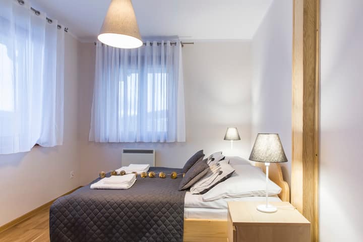 Საძინებელი № 1 ( 13 მ2) ორადგილიანი საწოლით და კარადა სარკით.