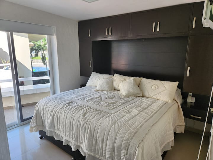 Spálňa so šatníkom na čelo postele s výhľadom na bazén 1