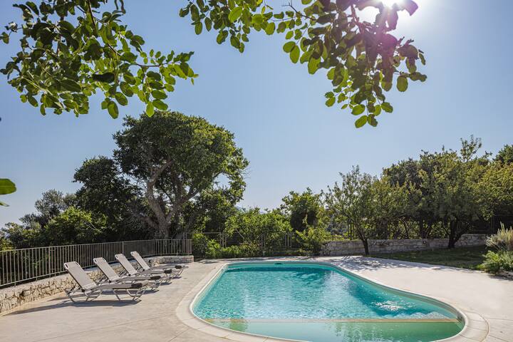 Mithonies Villa, with Private Pool & BBQ