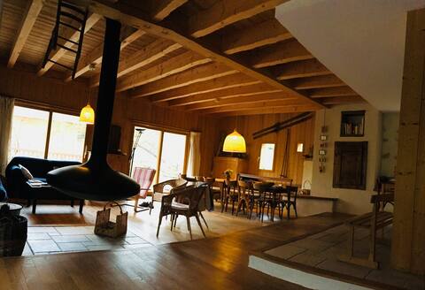 Aillon-le-Vieux: a stone and wood chalet