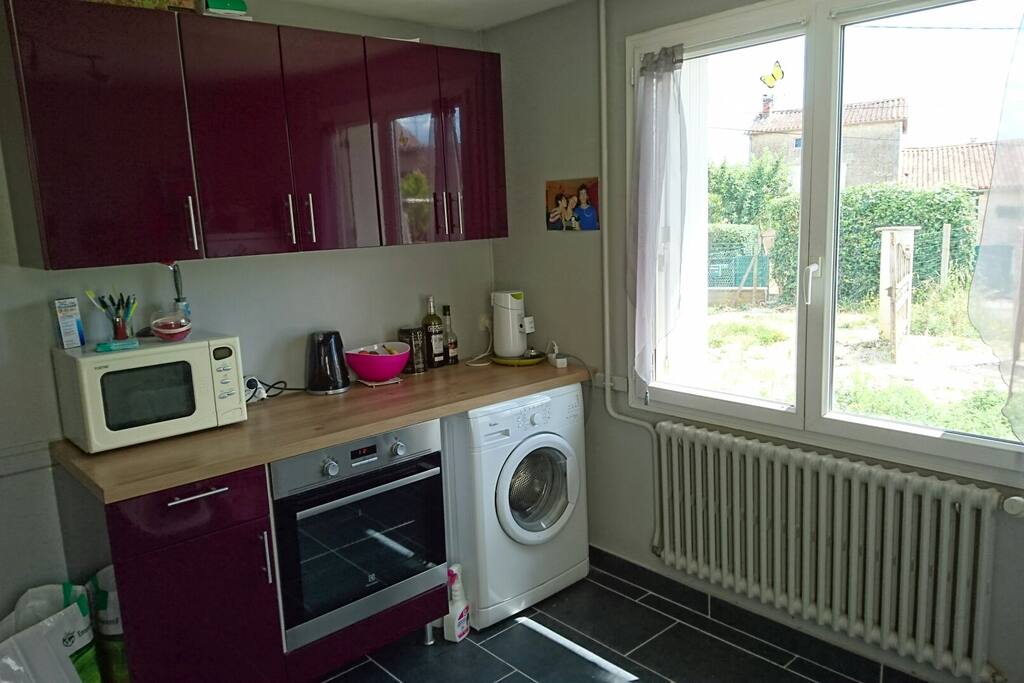 cuisine équipée, cafetière, four, machine à laver, lave vaiselle.