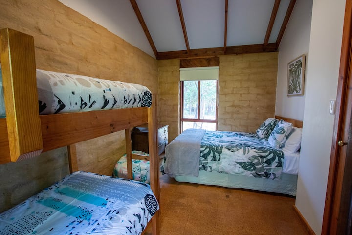 Seconda camera da letto con letto matrimoniale e set di letti singoli a castello
