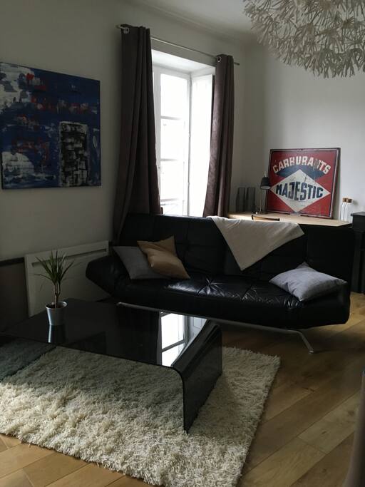 SALON AVEC VUE SUR LE BUREAU