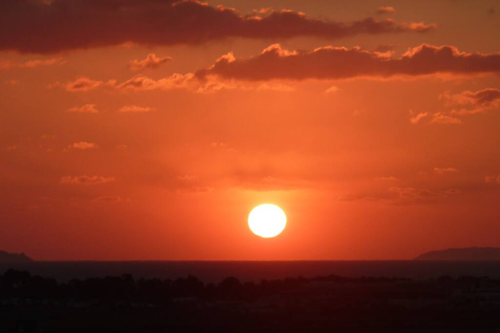 Vue panoramique mer (lever de soleil)