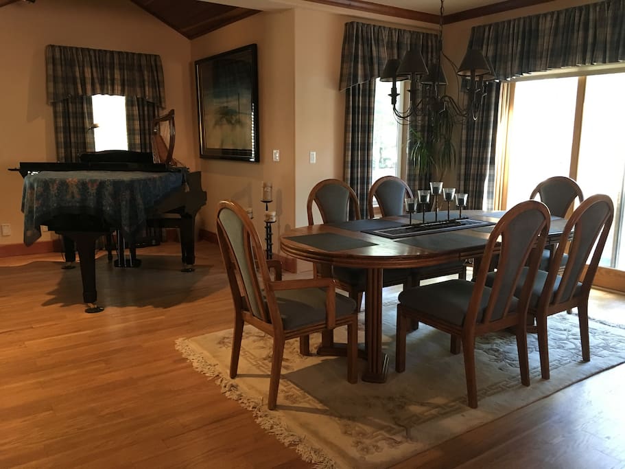 Dining & Piano