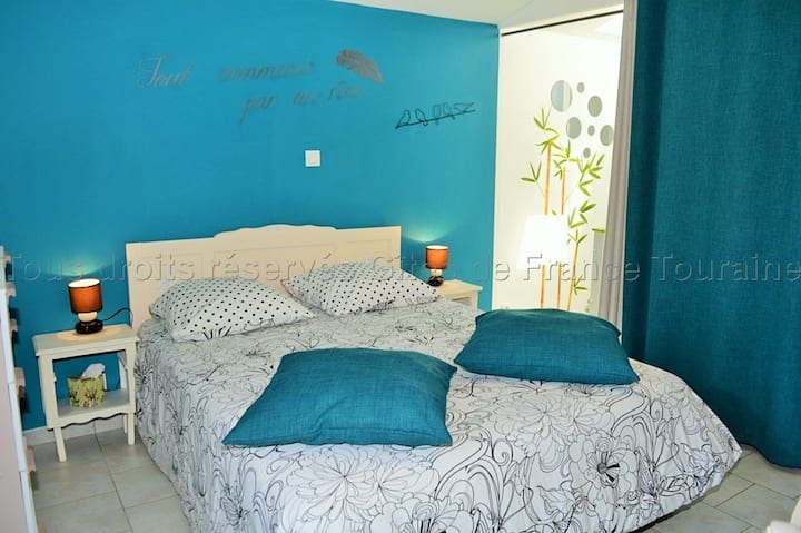 SPAVAĆA SOBA (ORMAR IZA PLAVE ZAVJESE S DESNE STRANE ). 