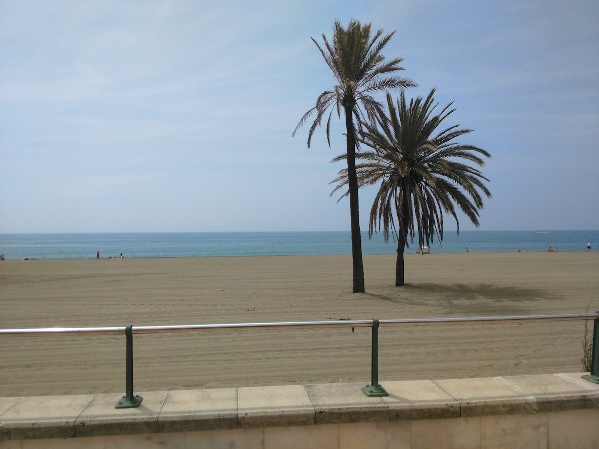 Anuncio de Airbnb popular: Spacious beachfront apartment with parking. en Estepona