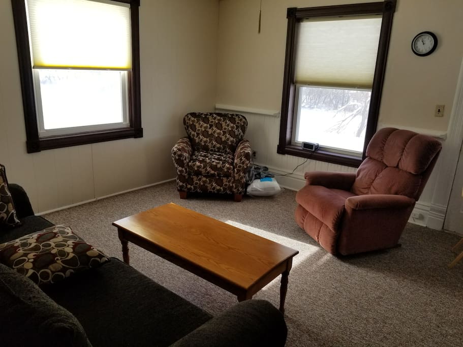 Livingroom has color tv and wifi.