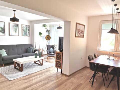 Top performing Airbnb: "Cats & Seagulls" apartment in the heart of Burgas in Бургас