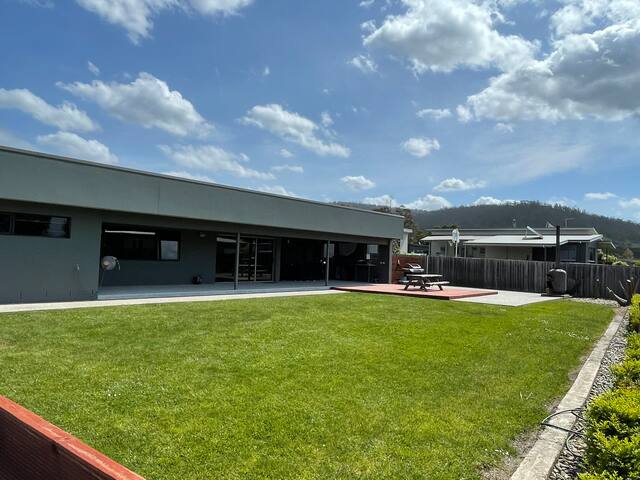 The Lodge – Modern Beach House sleeps 10 gallery image 4