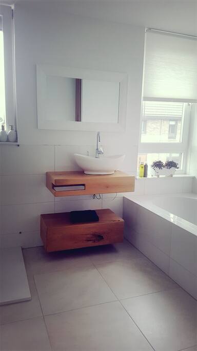 badkamer met apart bed, douche en 2de toilet