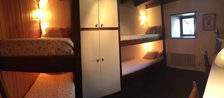 Dhomë me 4 krevate
2 Bunk B 