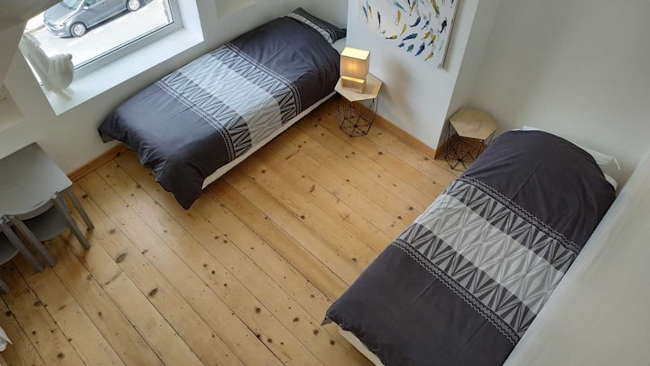 2eme étage : chambre avec 2 lits 80x200, accès à la mezzanine, vue au nord sur les terrains de tennis et le parc du minigolf