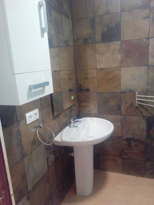 Cuarto de baño con ducha.
