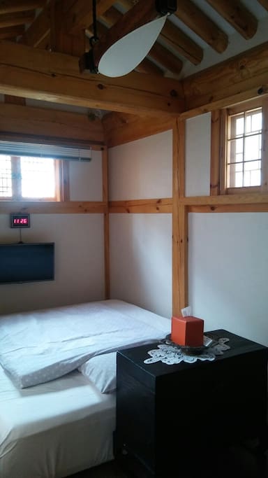 킹사이즈 침대방 (1. kingsize bedroom)