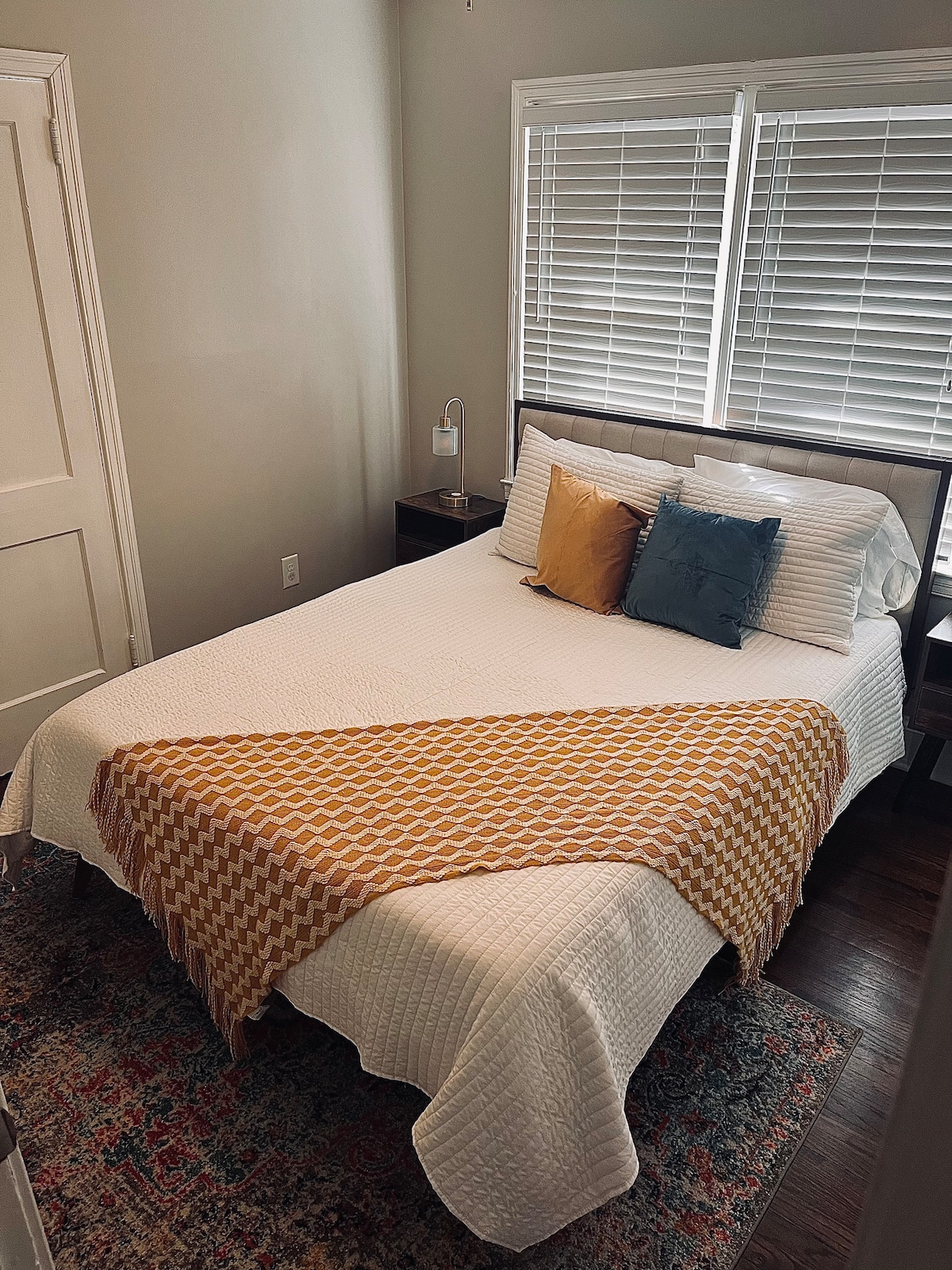 客房配备标准双人床。