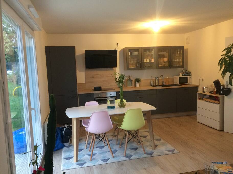 Coin cuisine dans la même pièce que le salon