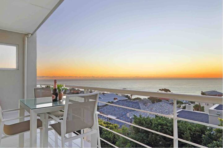 Devinia’s Gem- A sparkly ocean view Penthouse gallery image 5