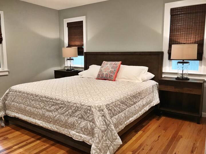 ห้องนอนใหญ่พร้อมเตียงคิงไซส์