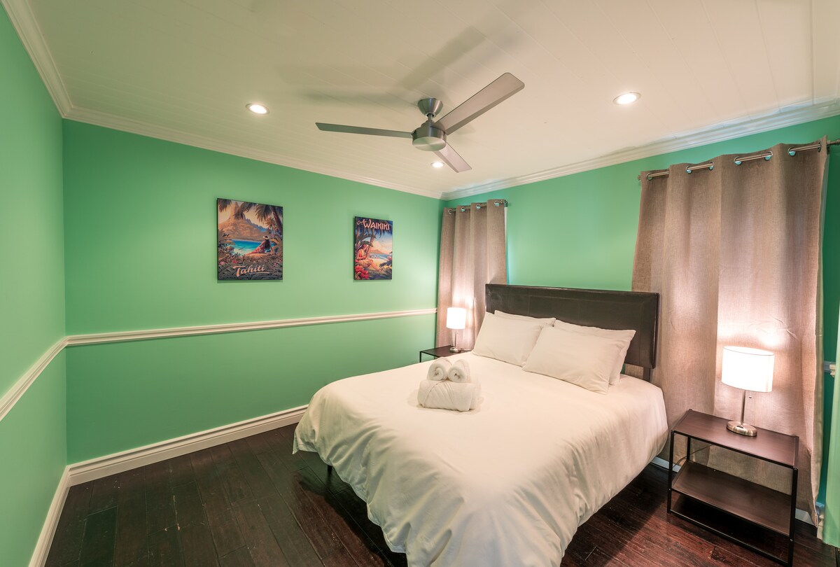 Ova je spavaća soba prostrana i ima dovoljno prostora u ormaru!