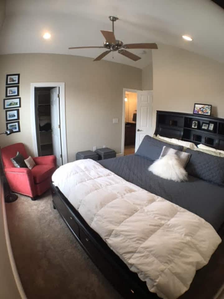 เตียงคิงไซส์ตู้เสื้อผ้าแบบวอล์คอินสมาร์ททีวีห้องน้ำที่อยู่ติดกันมุมที่แตกต่างกัน เครื่องนอนอาจมีการเปลี่ยนแปลง