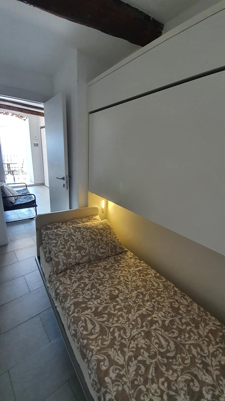 Креветите на кат се склопуваат. Може да ги свиткате кога не се користат за дополнителен простор.