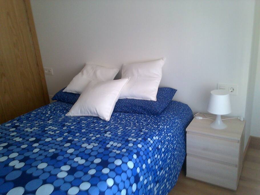 Dormitorio con armario y cama doble exterior