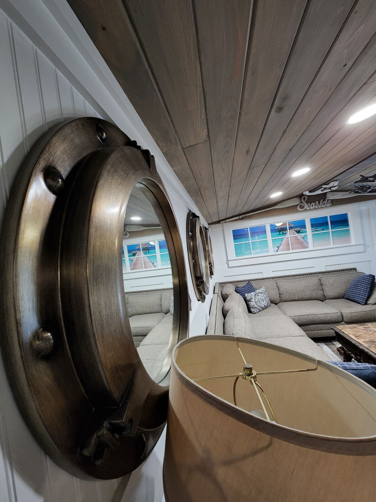 Blízkosť zrkadiel s veľkými 30-palcovými rolovacími prístavnými zrkadlami v hlavnom obytnom priestore.