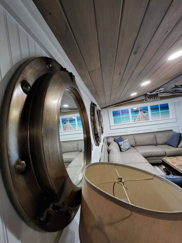 Afër 30 " Vintage anije pasqyra Porthole në hapësirën kryesore të jetesës.