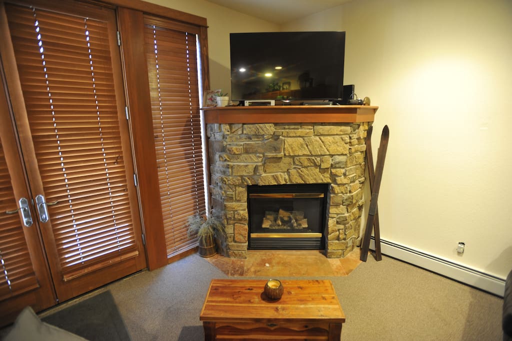 Fireplace and Flatscreen!